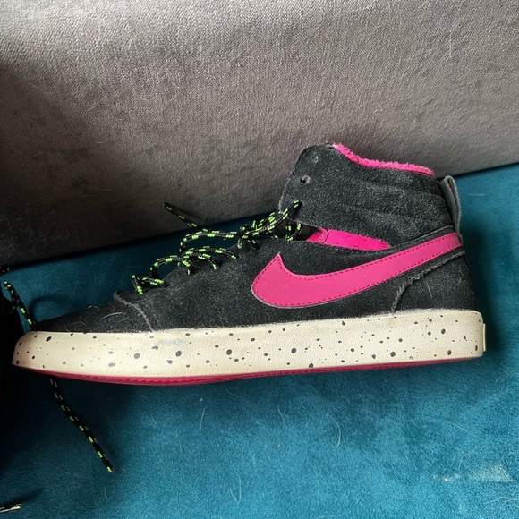 Nike Bubble Gum Pink Suede Sneakers 6.5 - Picture 2 of 4